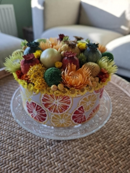 Bloementaartje geel/oranje/groen op schoteltje